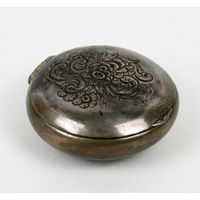 Шкатулка, табакерка, таблетница с цветочным орнаментом, узором и монограммой. Европа, конец XIX - начало XX века