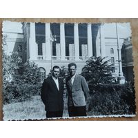 Фото двух мужчин перед главным корпусом БПИ. Минск. 1960-е.  8.5х11.5 см.