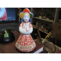 Девушка в кокошнике с голубем Москва 85, Дулево, 13 см.