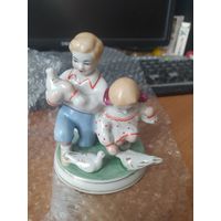 Статуэтка " дети кормят голубей".