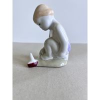 СТАТУЭТКА ФАРФОРОВАЯ " ДЕВОЧКА С КОРАБЛИКОМ ".  10*8*5 СМ. СЫСЕРТЬ. ОТЛИЧНАЯ! СМ.ФОТО И ОПИСАНИЕ.