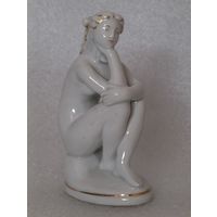 Задумалась. Девочка на камне. Лфз.