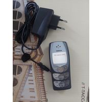Мобильный телефон Nokia 2300, в режиме ожидания около суток, без камеры, ретро. Иногда проскакивает двойное нажатие.