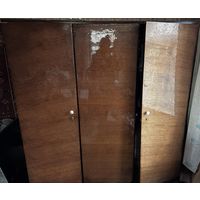 Шкаф полированный трехстворчатый 70-ые годы