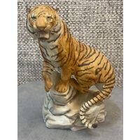 Фарфоровая статуэтка сибирского тигра из серии Великие кошки мира, выпущенная компанией Franklin Mint в 1989 году в сотрудничестве с Национальной федерацией дикой природы. Высота 15 см.