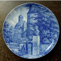 Тарелка настенная фарфоровая "Памятник Адам Фердинанд Сертюрнер" 1983 г. Диаметр 24.5 см. Германия.