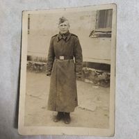 Фотография. История СССР в лицах. Рядовой артиллерист в шинели. 1950-е.