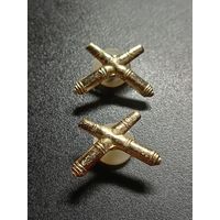 Две эмблемы