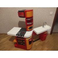 Фирменная кухня Smoby с посудой и аксессуарами. Качественная, дорогая кухня. Можно по-разному устанавливать, издает звуки. Кухня отличного качеств, безопасна для ребенка, качественный пластик