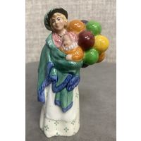Фарфоровая статуэтка Продавец воздушных шаров с ребенком. Royal Doulton. Англия. 1923 год. Высота 10 см.
