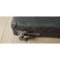 Чемодан старый на колесах Германия