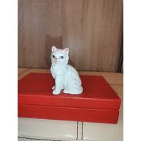 Фарфоровая статуэтка "Кошечка", высота 6.5 см., без сколов и трещин, клеймо.