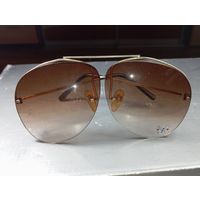 Винтажные солнцезащитные очки в стиле Авиатор с характерной двойной переносицей и градиентными коричневыми линзами.Предсезонная распродажа Винтажных солнцезащитных очков с рубля !