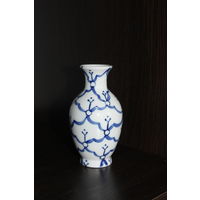 Фарфоровая, декоративная вазочка.