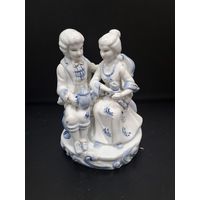 Европейский фарфор. Фигурка - мальчик с девочкой пьют чай. Сохран. 18 см