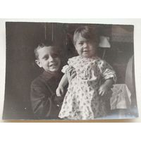 Фото мальчика и девочки. 1940 г. 8х12 см.