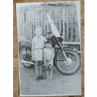 Фото детей у мотоцикла. 8х12 см.