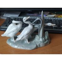 Статуэтка гуси в траве