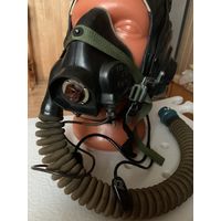 Очень редкая разновидность "КМ-32"-только для мягкого шлема, и в полнейшей комплектации, не для "ЗШ-3"-безкрепления затылочной части, маска для пилотов ВТА и возможно, ГА.