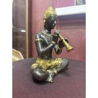Атуэтка Монах, играющий на духовом инструменте. Тяжелый металл, патинирование, золочение. Азия