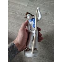Редкая статуэтка,лыжник,лфз,нужна не большая реставрация,с рубля