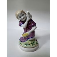 Статуэтка девочка кормит голубя полонное с рубля