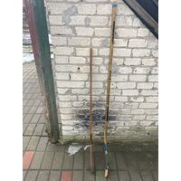 Пара клюшек одна под руку Овечкина, другая Кучерова
