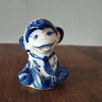 Статуэтка фарфоровая Обезьяна в галстуке, Гжель