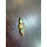 Винтажная чешская брошь выполнена из чешского стекла с эффектом аврора бореалис который создает характерное переливание