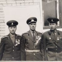 Фотография. История СССР в лицах. Сверхсрочники ВС СССР после награждения.