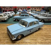 Москвич 408 Медпомощь, номерной А1, ранняя решетка с двумя рифлеными круглыми фарами. Классический светло-голубой цвет. Пятничный вечер в синих, голубых и серых тонах.