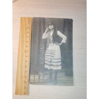 Фотография, почтовая карточка, 1920-е, фото в национальном костюме,  размер 13.5*8.5 см., Гомель.