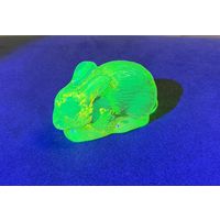 Статуэтка Заяц из уранового стекла . Производство Чехия