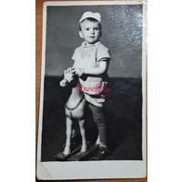 1950-е Мальчик на лошадке студийное фото