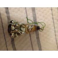 Елочная игрушка мальчик на санках