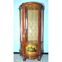 Витрина с росписью.