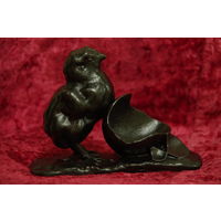 Статуэтка " Цыпленок у разбитого яйца "   КУСА