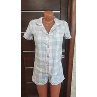 Классная пижама на 42 размер, хорошее состояние. Очнь приятная на ощупь, плотный хлопок. Кофта: ПОгруди 45 см, длина 58 см. Шорты: длина см, ПОталии тянется 27-49 см.