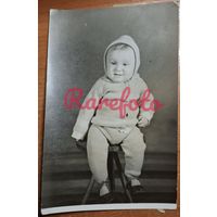 Мальчик на стульчике студийное фото