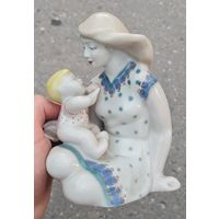 Фарфоровая статуэтка