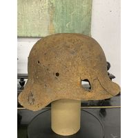 Каска шлем М42 с боевыми повреждениями