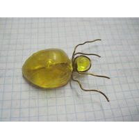 Брошь под янтарь.