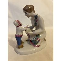 Статуэтка фарфоровая "Первые шаги"  ЗКХ Полонне.  С РУБЛЯ!