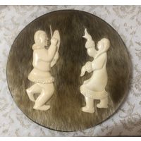 Панно. Дерево, шкура оленя, кость. Диаметр 15,5 см. Танцоры 10 см.