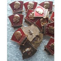Значки Ударник ВЛКСМ СССР (цена за 13 шт.)