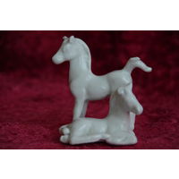 Статуэтка фарфоровая ( высота 7,5 см , ширина 7,5 см )    целая