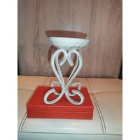 Металлический подсвечник под свечу большого диаметра, высота 16 см.