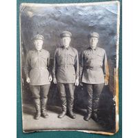 Фото трех военных. 1920-30 г. 9х12 см.
