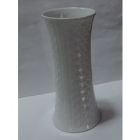 Ваза фарфоровая молочного цвета 70-е годы Германия. Высота 19.5 см.