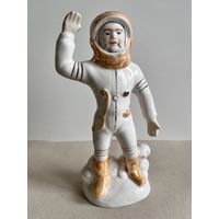 СТАТУЭТКА ФАРФОРОВАЯ "КОСМОНАВТ".  22*10*6 СМ. КОРОСТЕНЬ. СМ.ФОТО, КЛЕЙМО И ОПИСАНИЕ.